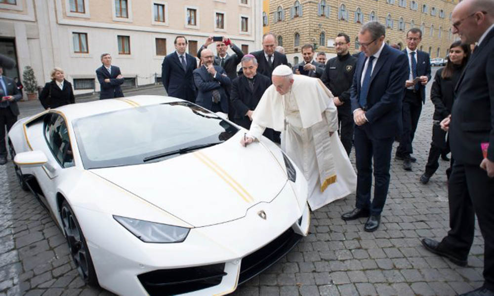 Regalan un Lamborghini al Papa y lo subasta para la beneficencia | Ahora  León