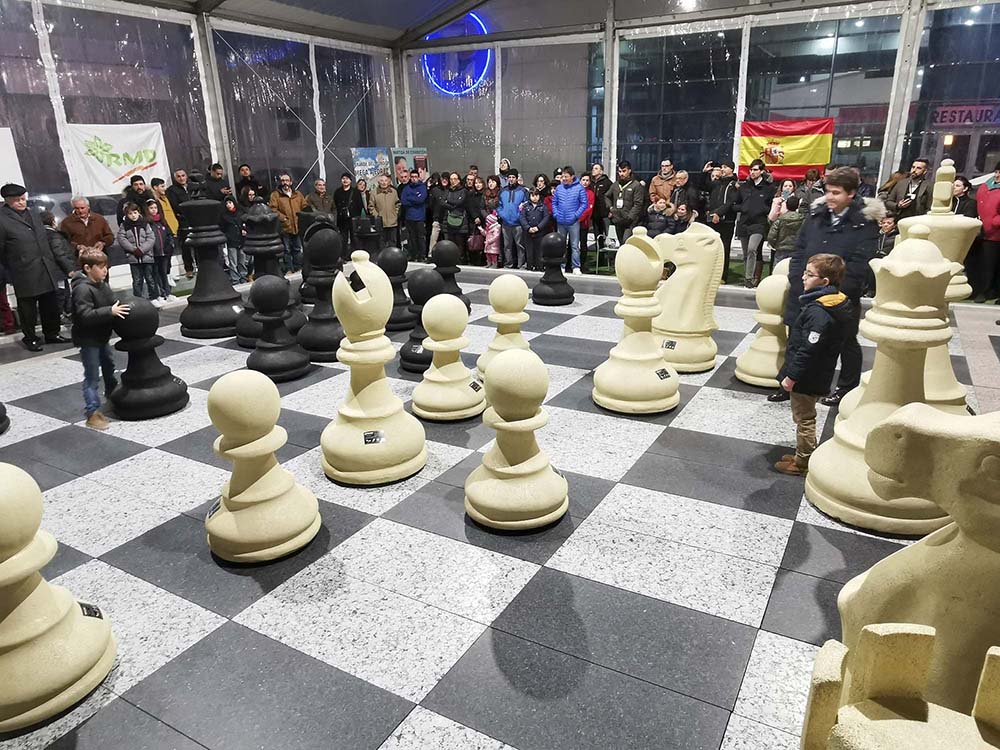 Karpov jugará en León con el ajedrez más grande del mundo