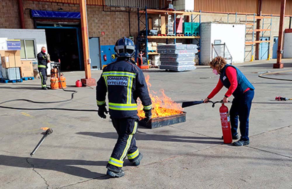 saldar Obediencia mineral Los Bomberos de León imparten un taller de formación para primeros  intervinientes ante un incendio en Carrefour León