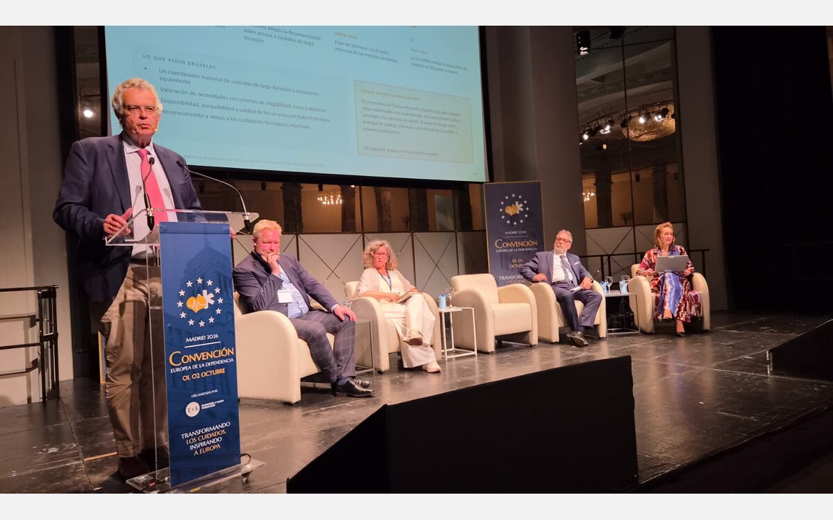 Intervención de un ponente junto a los participantes de una mesa en la Convención Europea de la Dependencia de Madrid.