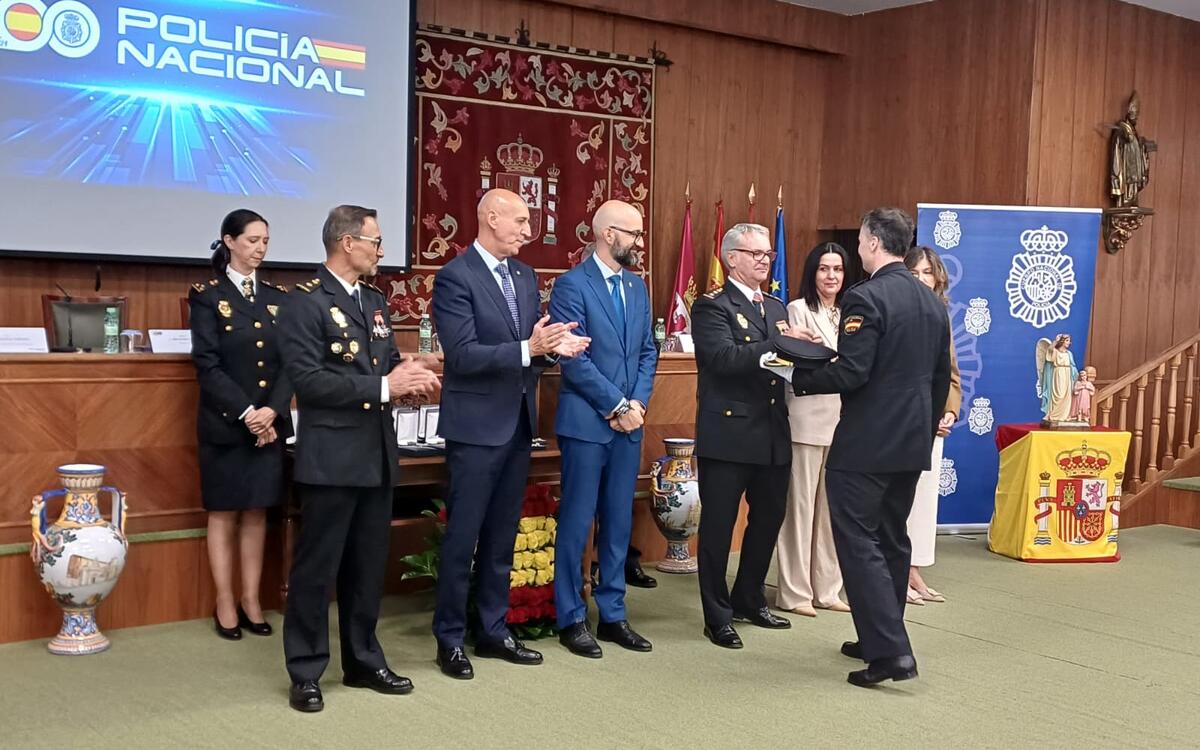 Entrega de una condecoración durante el acto del Día de la Policía Nacional en León, ante autoridades y representantes del Cuerpo.