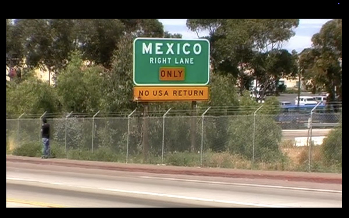 Fotograma de The Vanishing con una señal de carretera hacia México.